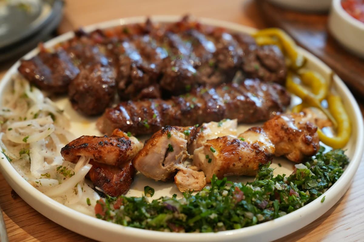 Izgara köfte, şiş ve salatayla bir tabak